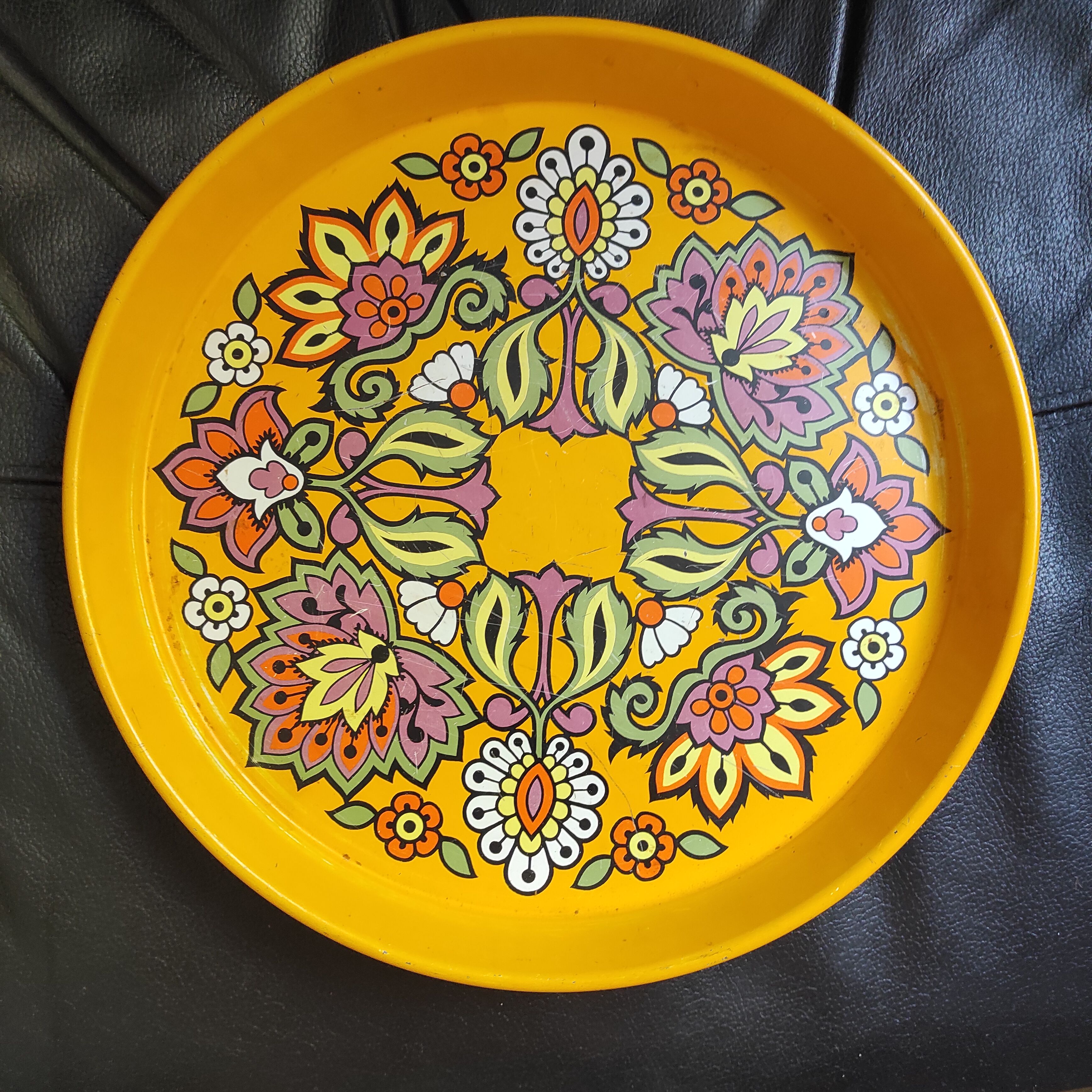 Plateau rond en métal vintage seventies jaune de 30 cm de diamètre