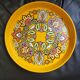 Plateau rond en métal vintage seventies jaune de 30 cm de diamètre