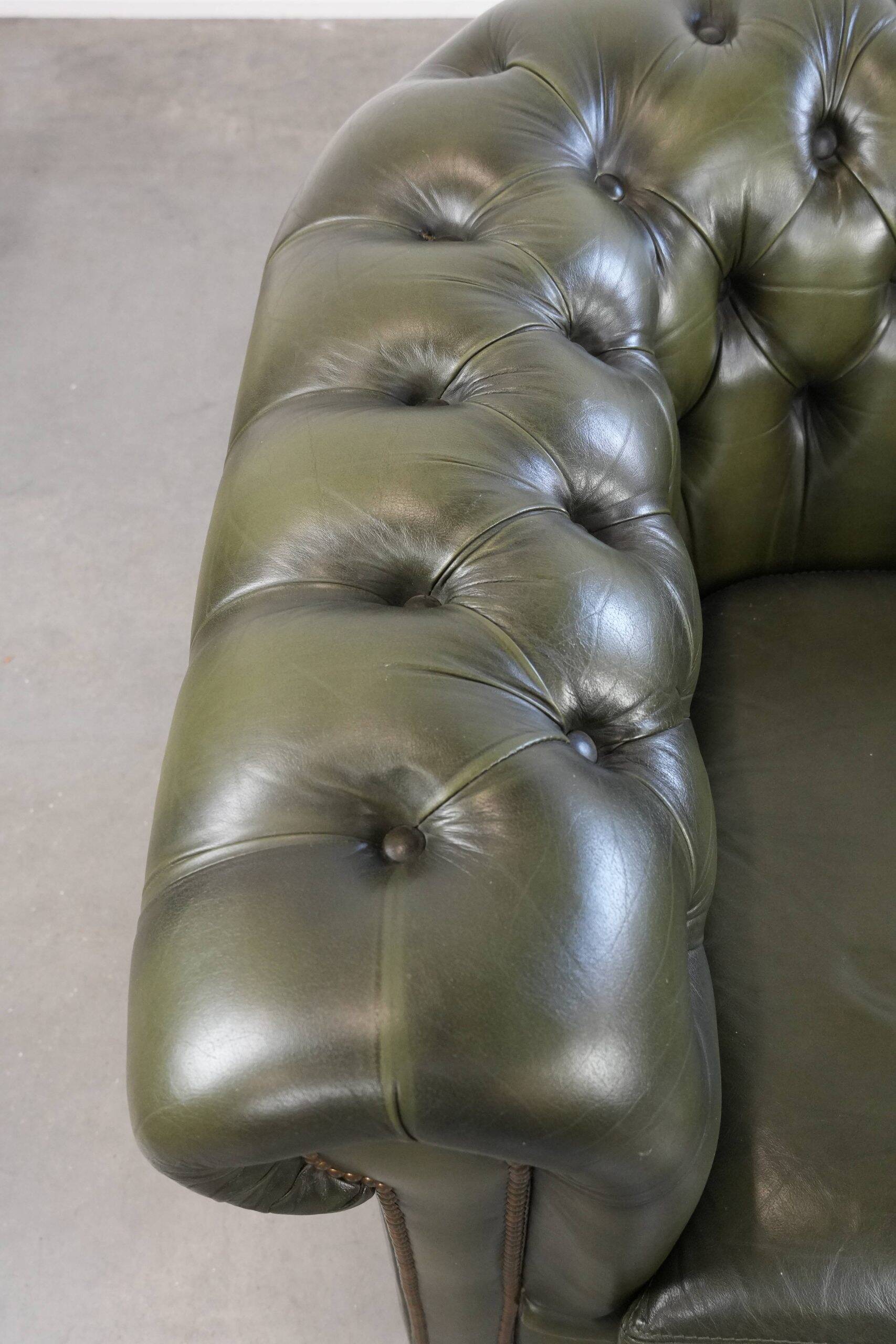 Magnifique fauteuil club en cuir de vachette verte de style anglais.