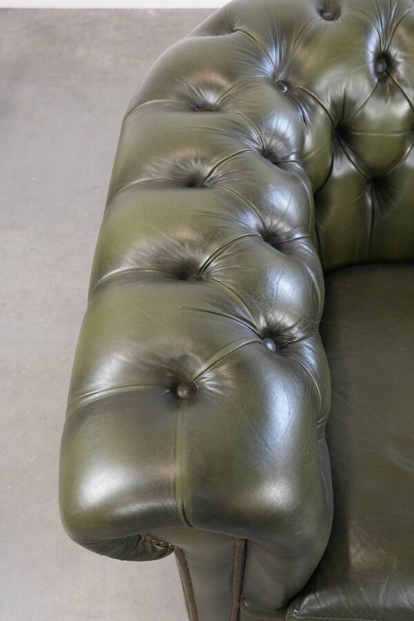 Magnifique fauteuil club en cuir de vachette verte de style anglais.