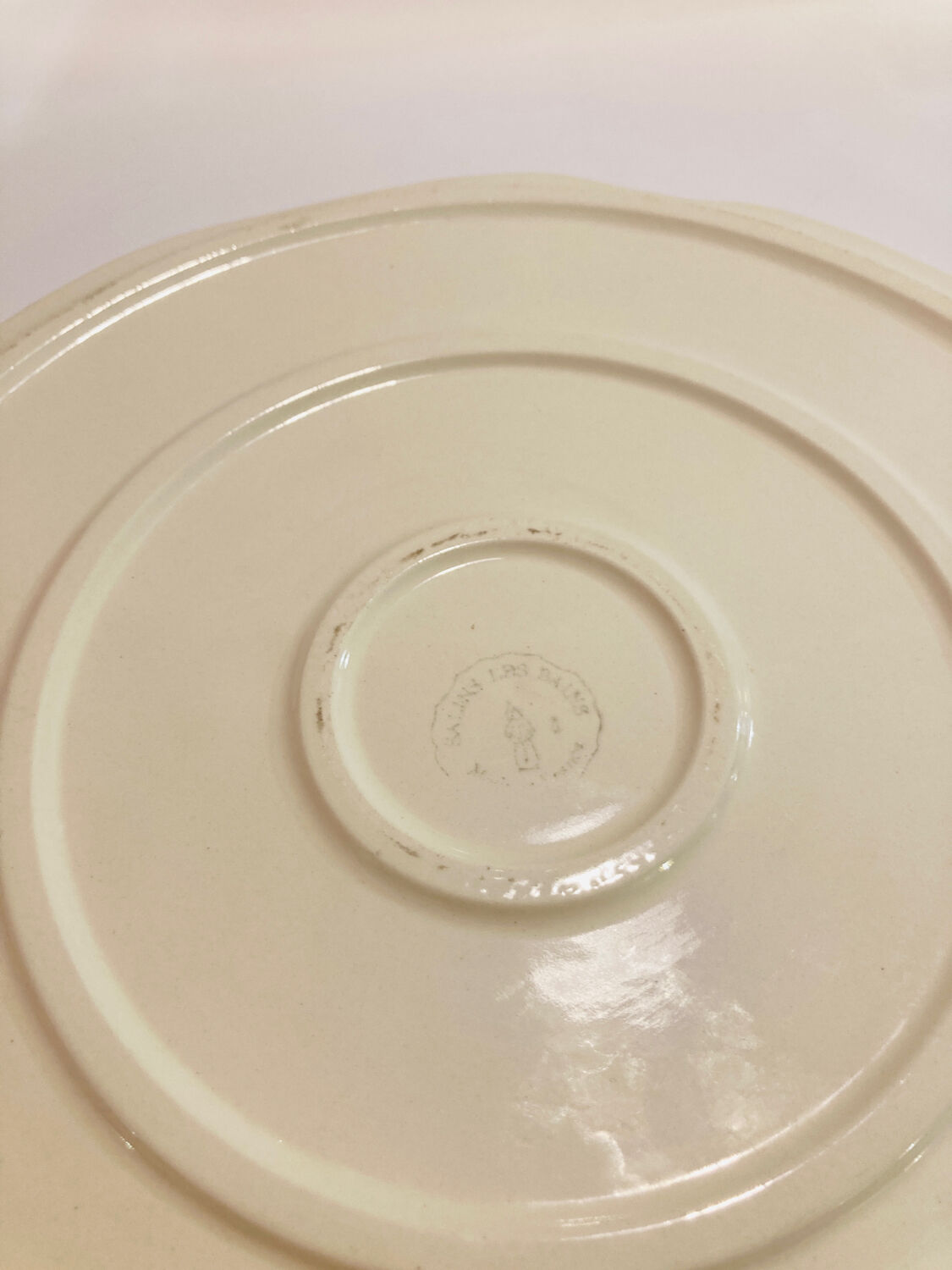 Plat de présentation barbotine salins les bain motif fruits- faience