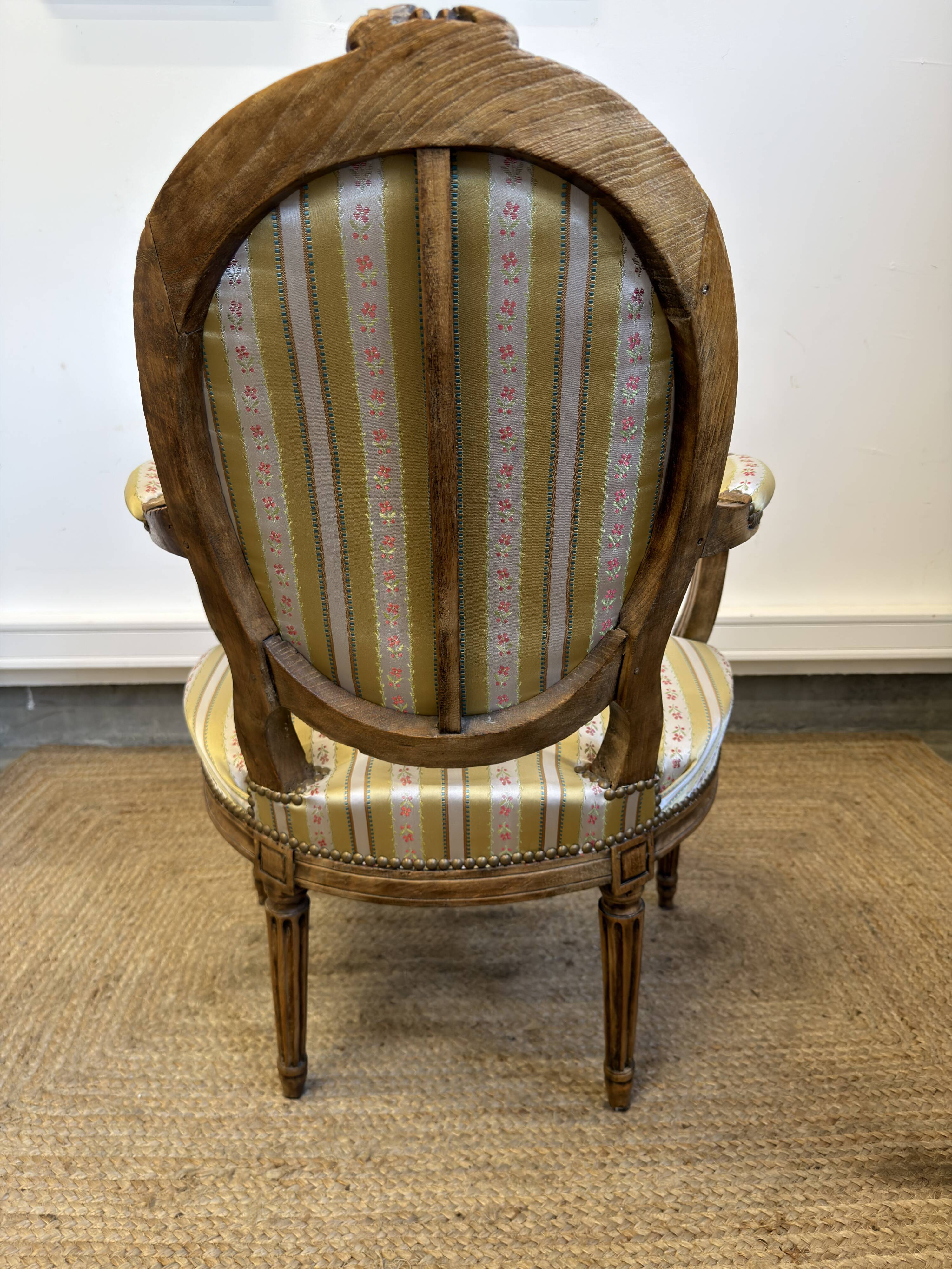 Fauteuil cabriolet médaillon de style Louis XVI