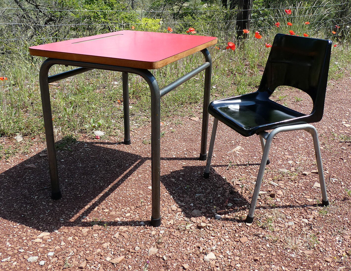 Ensemble de bureau rouge et chaise vintage d'écolier