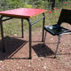 Ensemble de bureau rouge et chaise vintage d'écolier