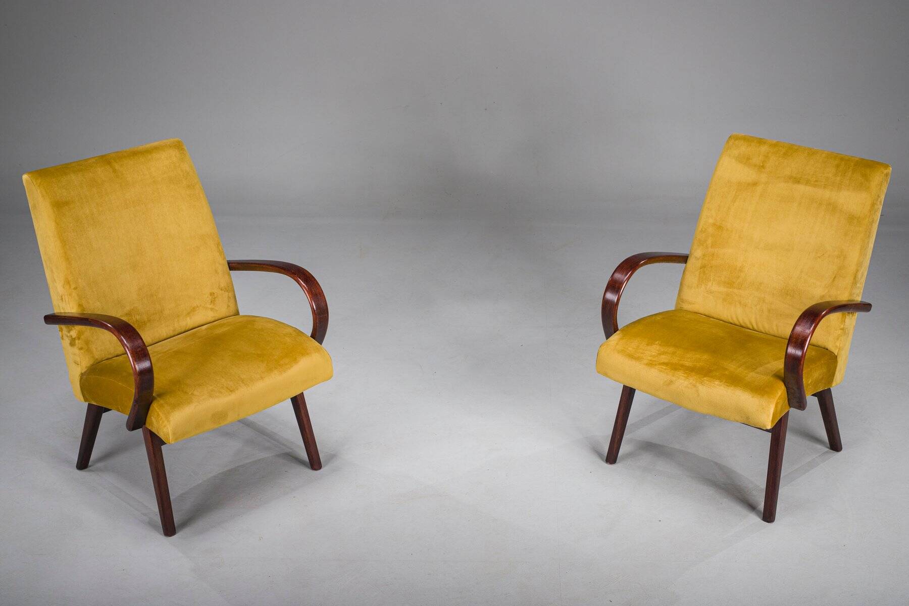 Fauteuils modèle 53 en velours moutarde attribués à Jaroslav Smidek pour Ton, années 1960, lot de 2