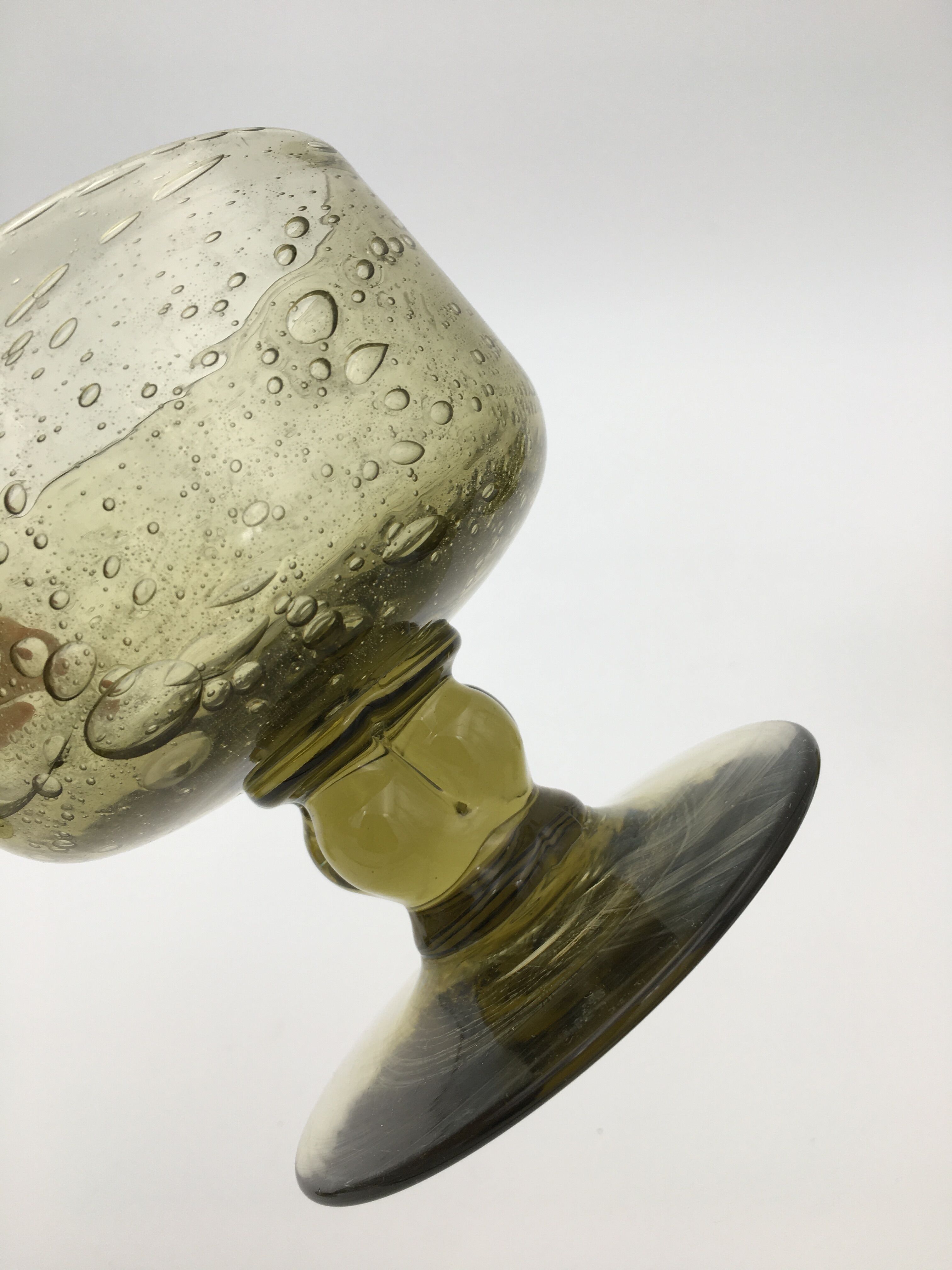 Cinq verres à pied vintage Biot, verre soufflé fumé à inclusions de bulles - années 1960