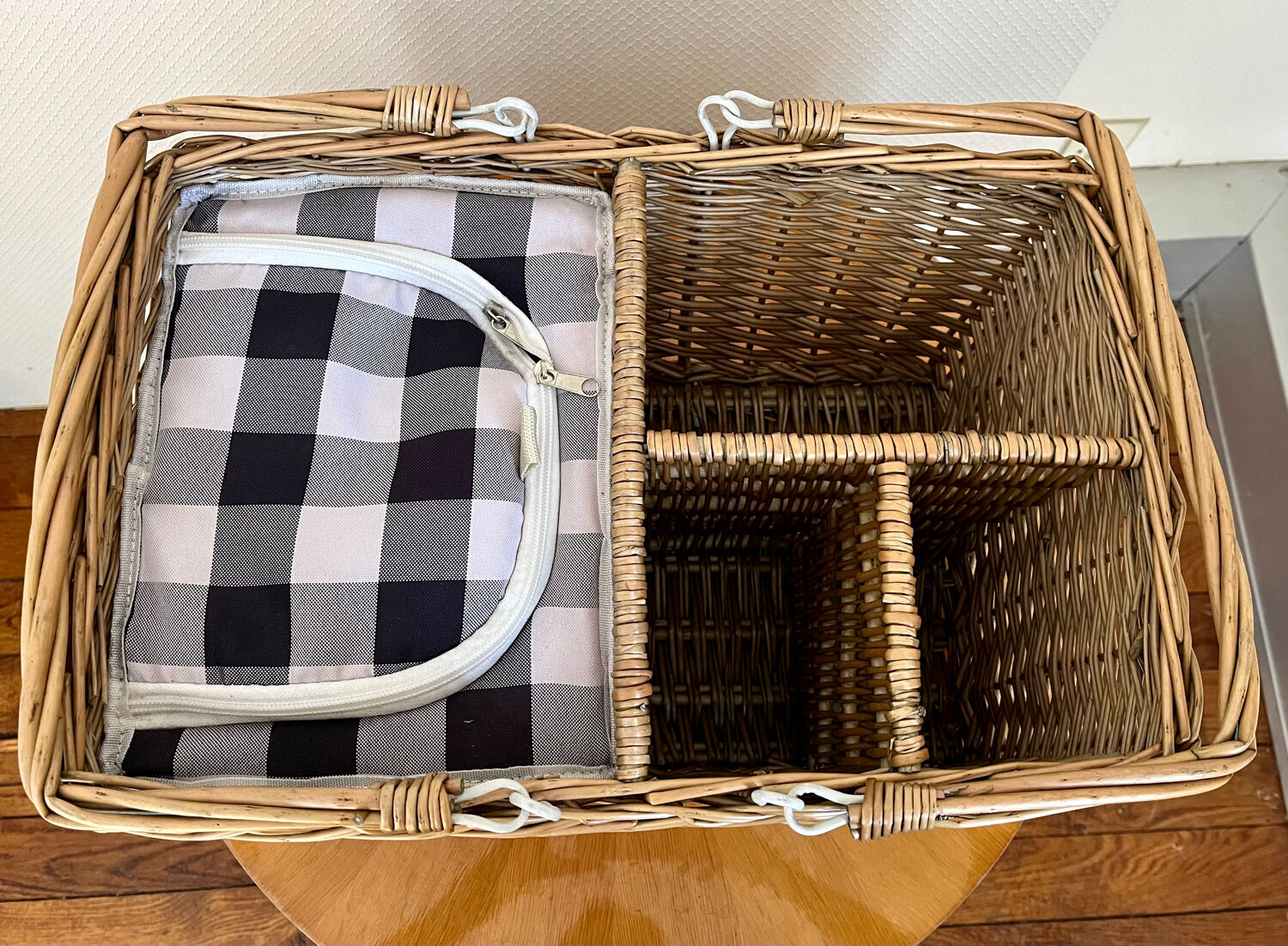 Picnic basket bottle locker