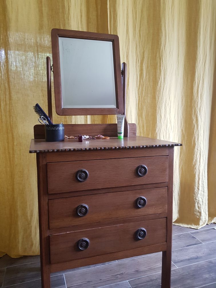 Victorian-era hairdresser