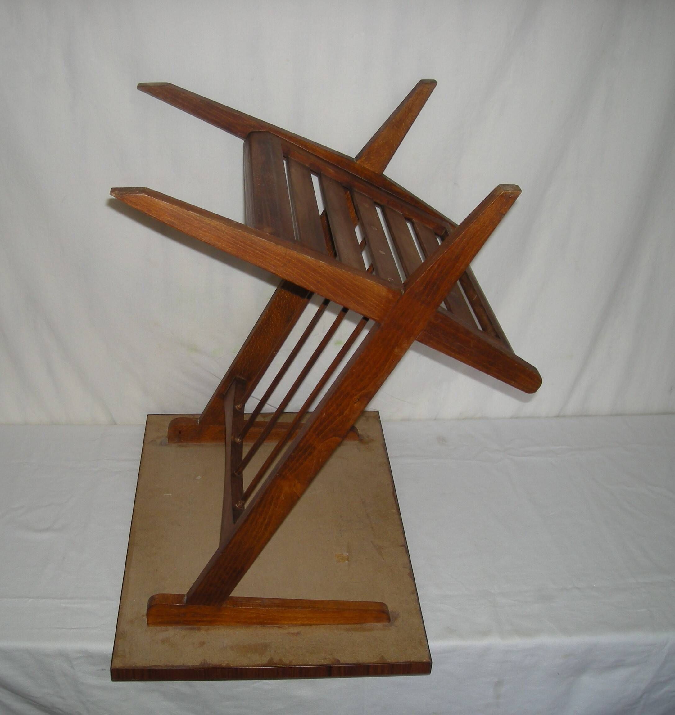 Table basse ; range disques ; revues style scandinave des années 50