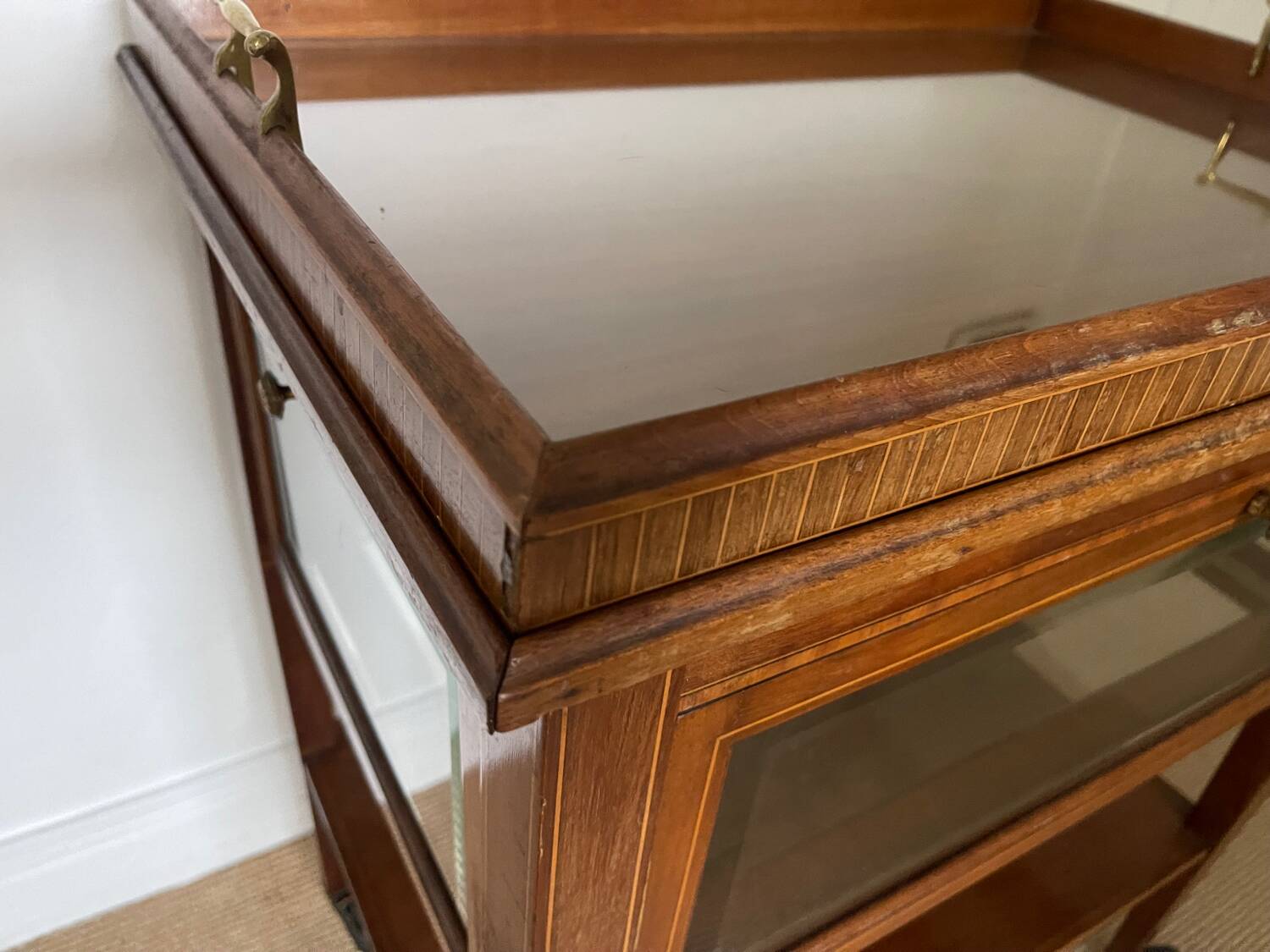 Serving Light mahogany English tea table. Beveled windows. circa 1900. Removable glass top.