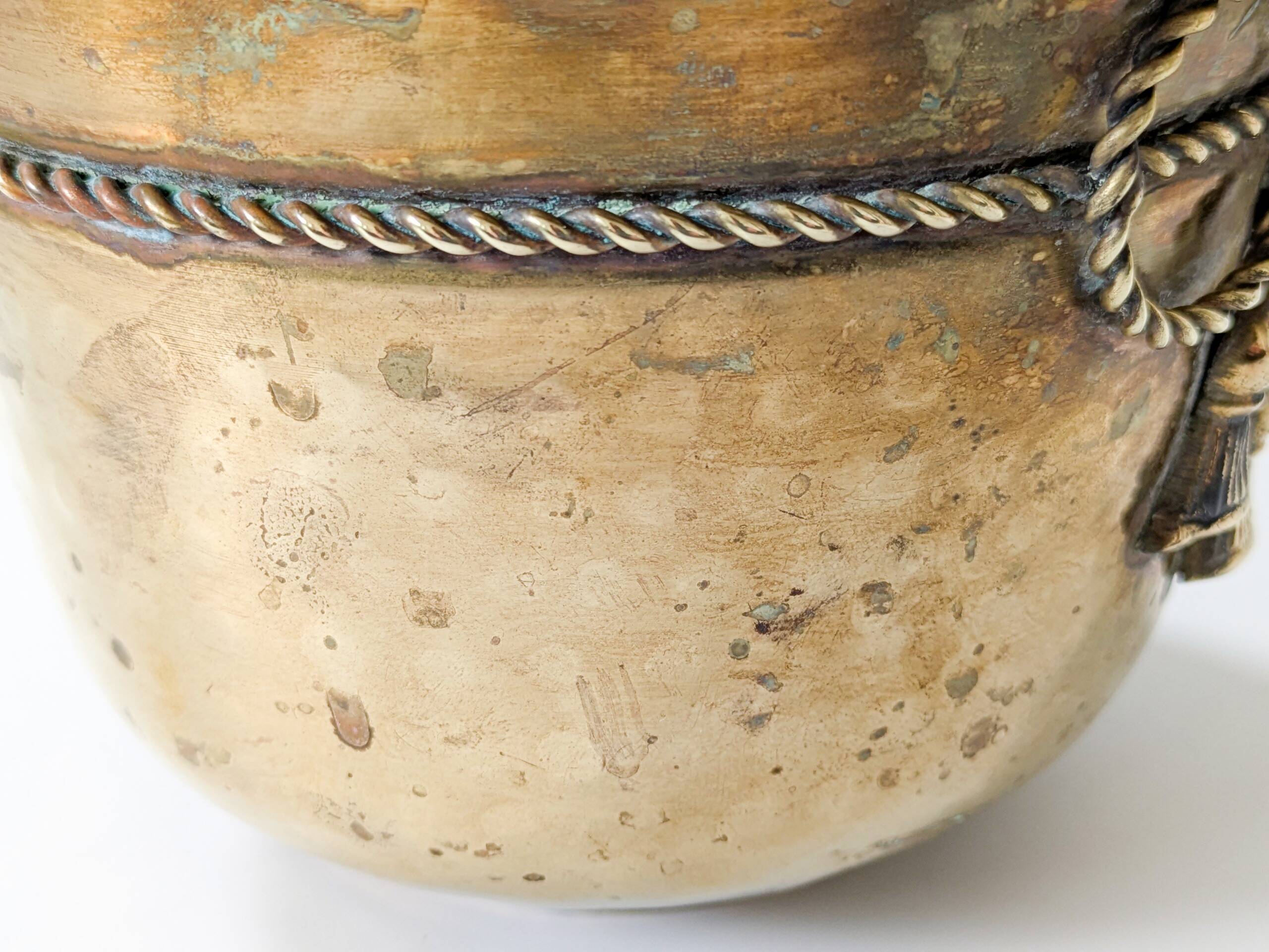 Cache-pot vintage en laiton bord ondulé corde nouée torsadée