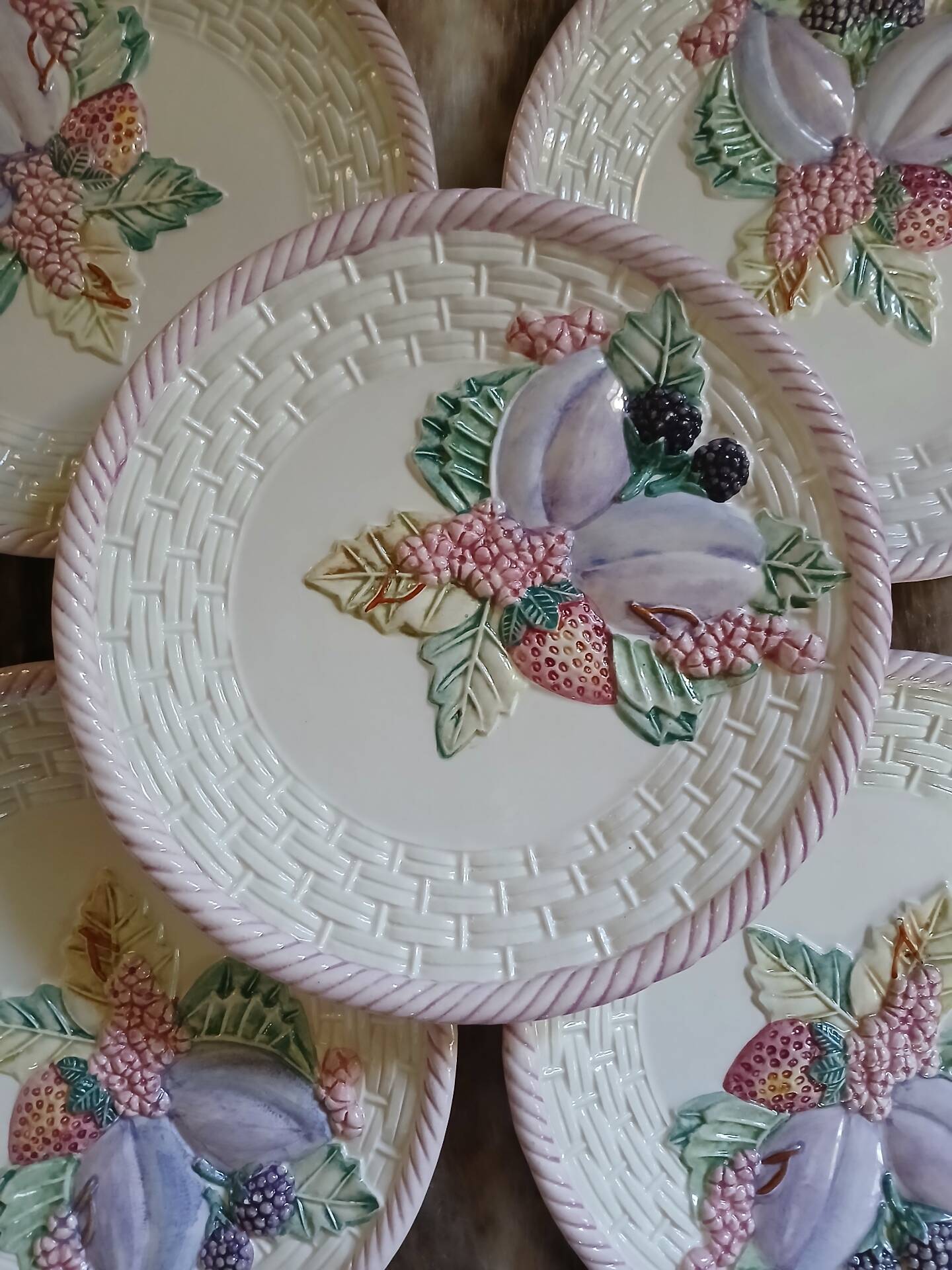 6 antique flat plates in majolica + dish