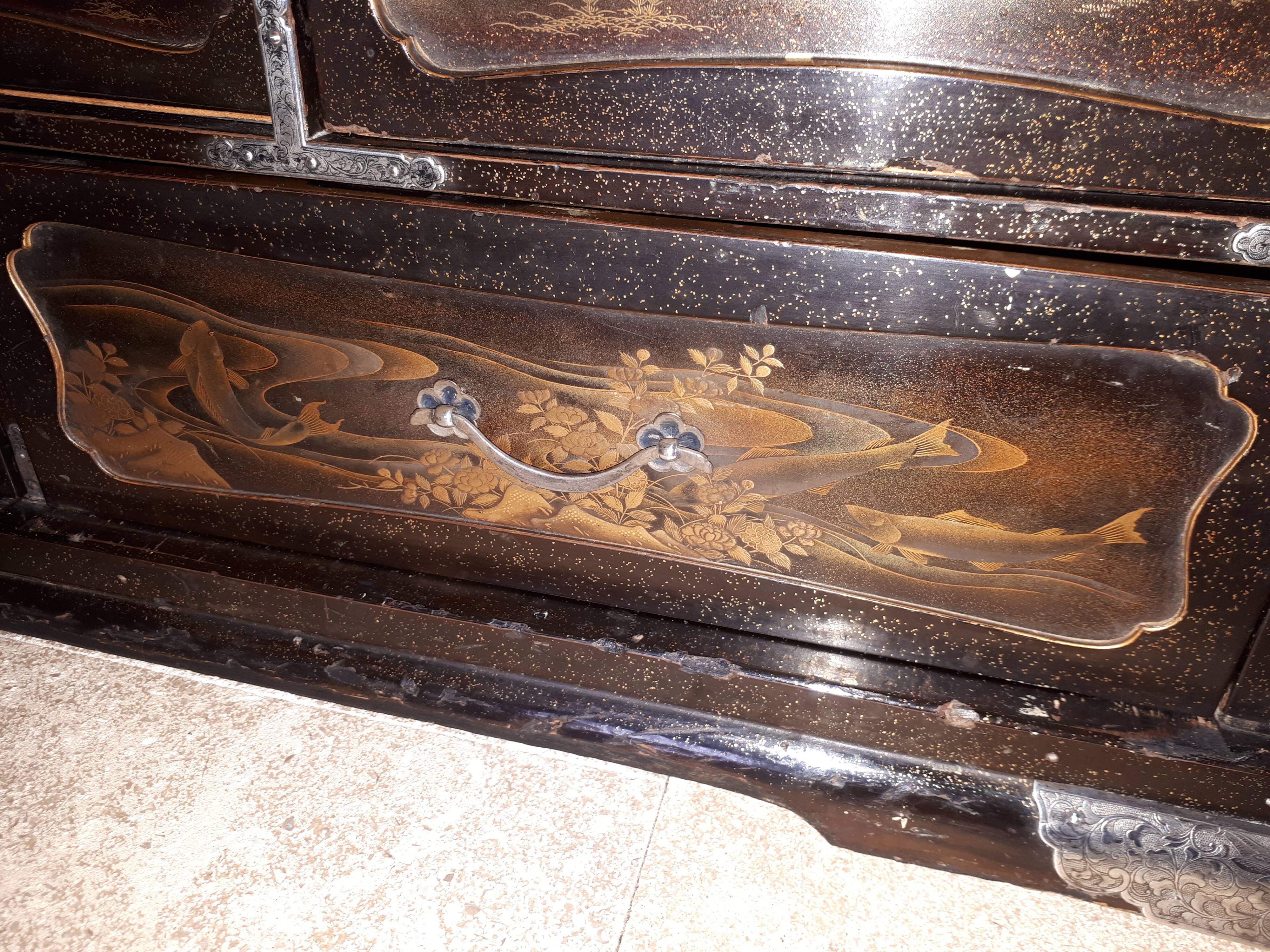 Small Japanese Lacquered Kazaridana Cabinet, Japan Edo Period