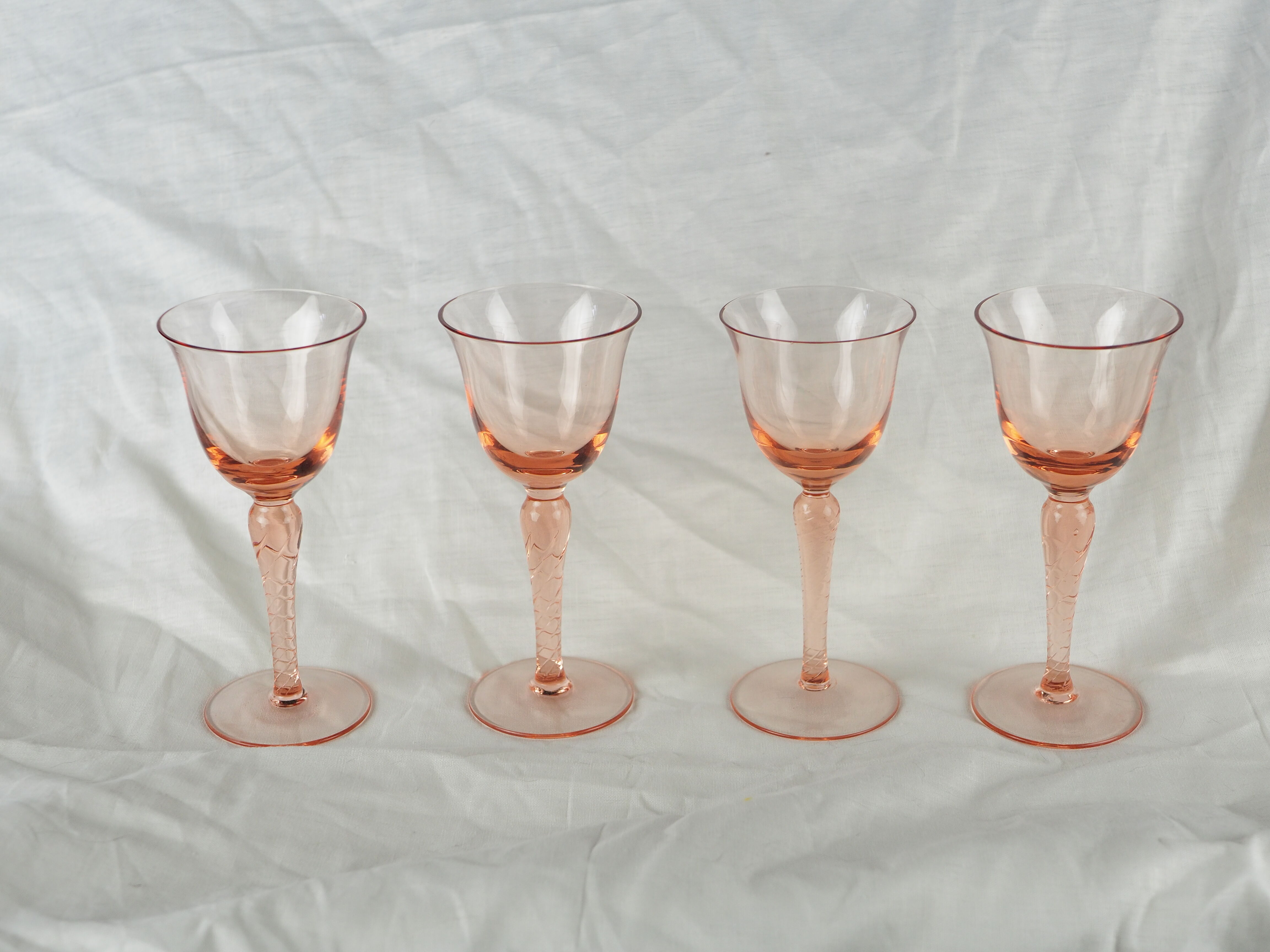 Set of 4 pink rosé glasses with twisted foot - 70s / 80s