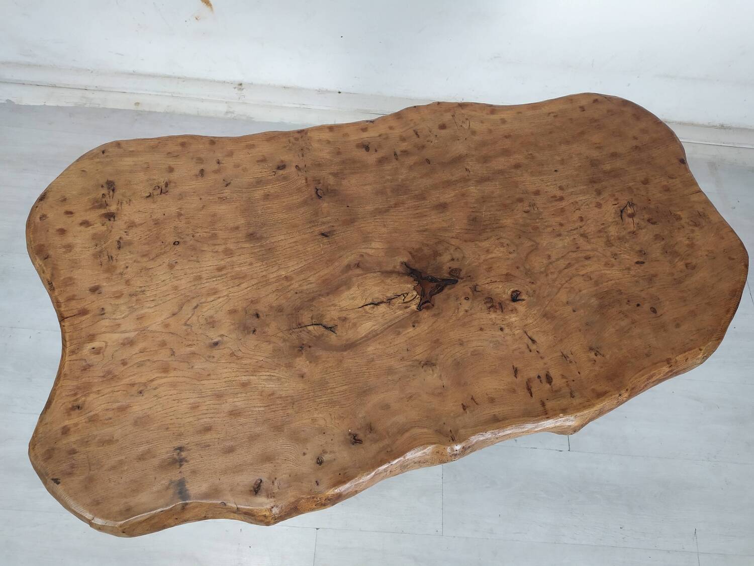 Table basse bois brutaliste