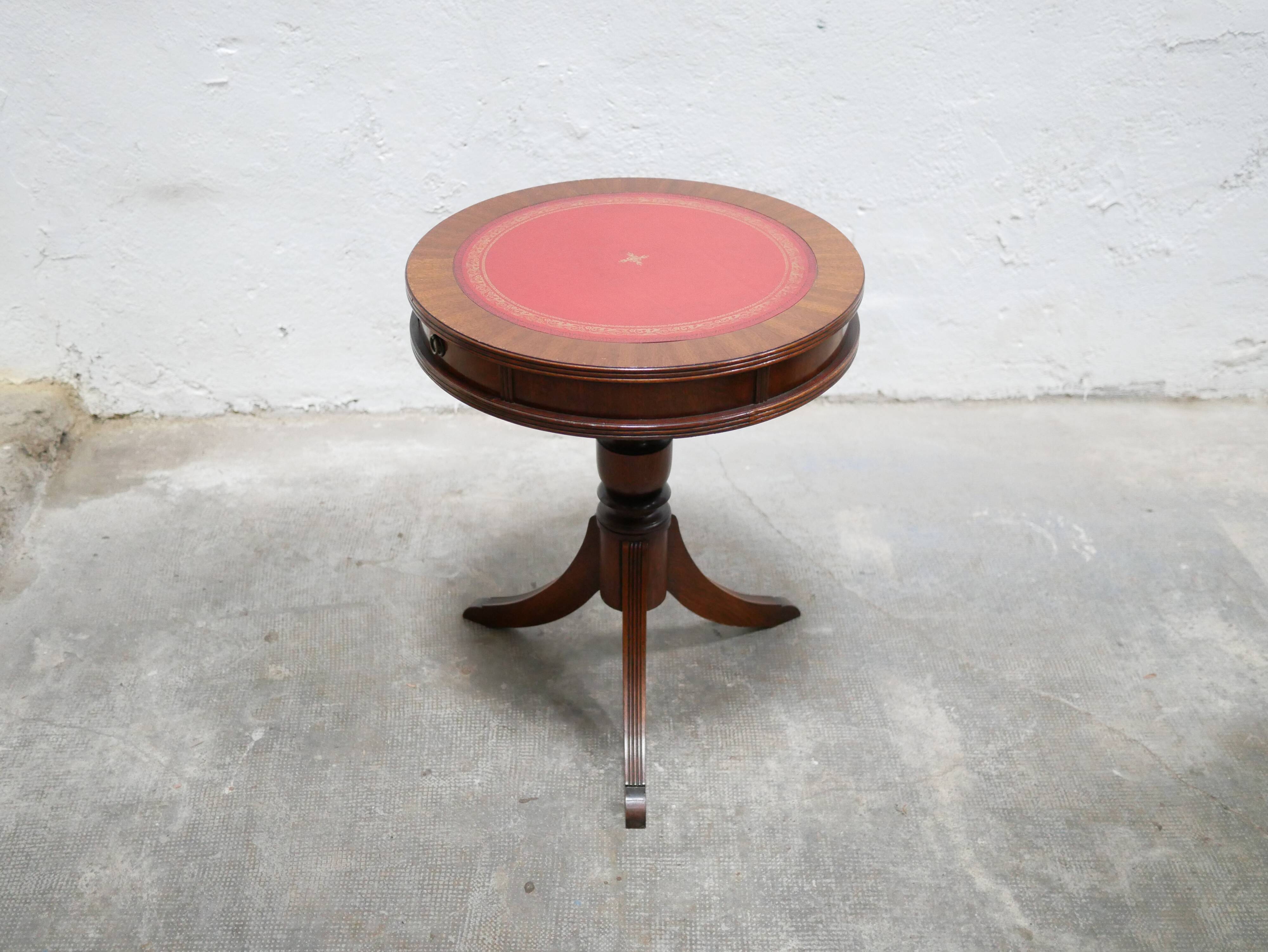 Vintage English pedestal table in wood and leather