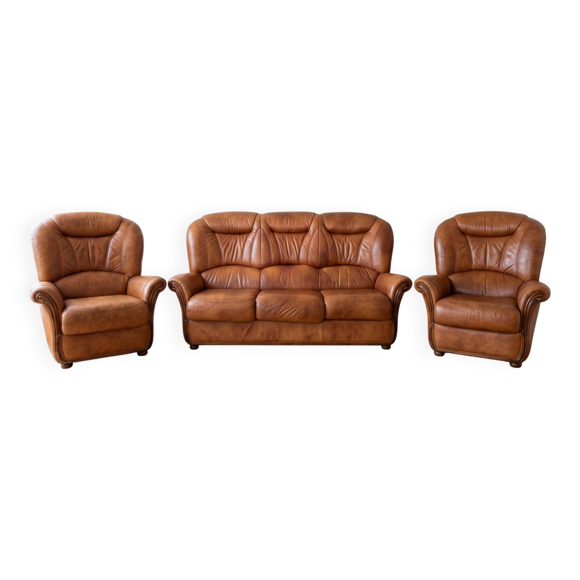 Living room set: 3-seater sofa and 2 brown leather armchairs.