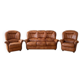 Living room set: 3-seater sofa and 2 brown leather armchairs.