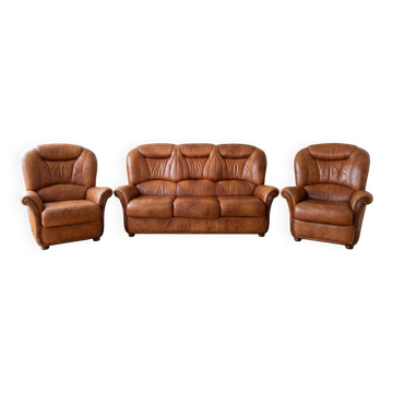 Living room set: 3-seater sofa and 2 brown leather armchairs.