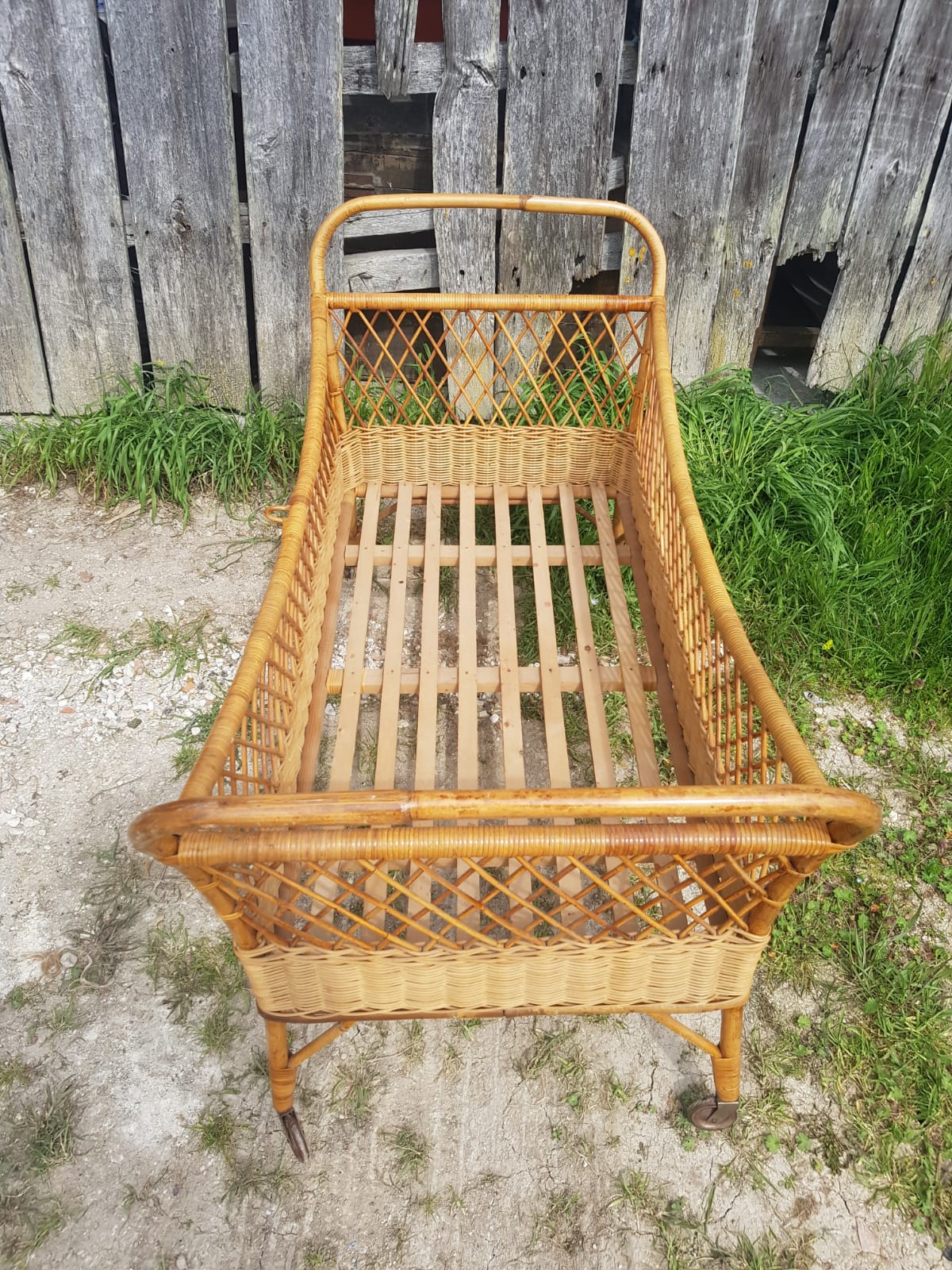 Former cradle bed baby rotin curved on vintage 60s roulettes