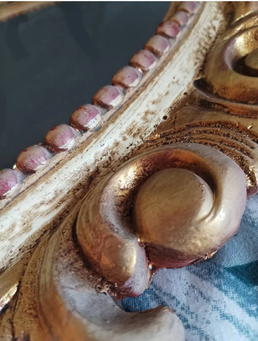 Miroir sculpté en bois et feuille d'or polychrome