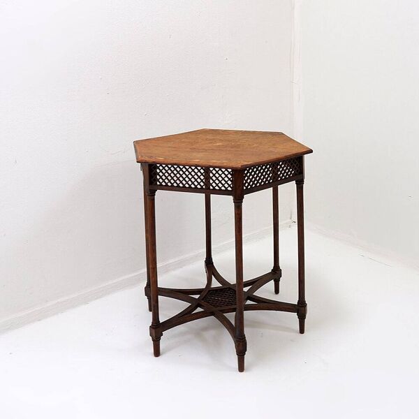 Table piédestal hexagonale ou table d'appoint avec structure en treillis et motif étoilé