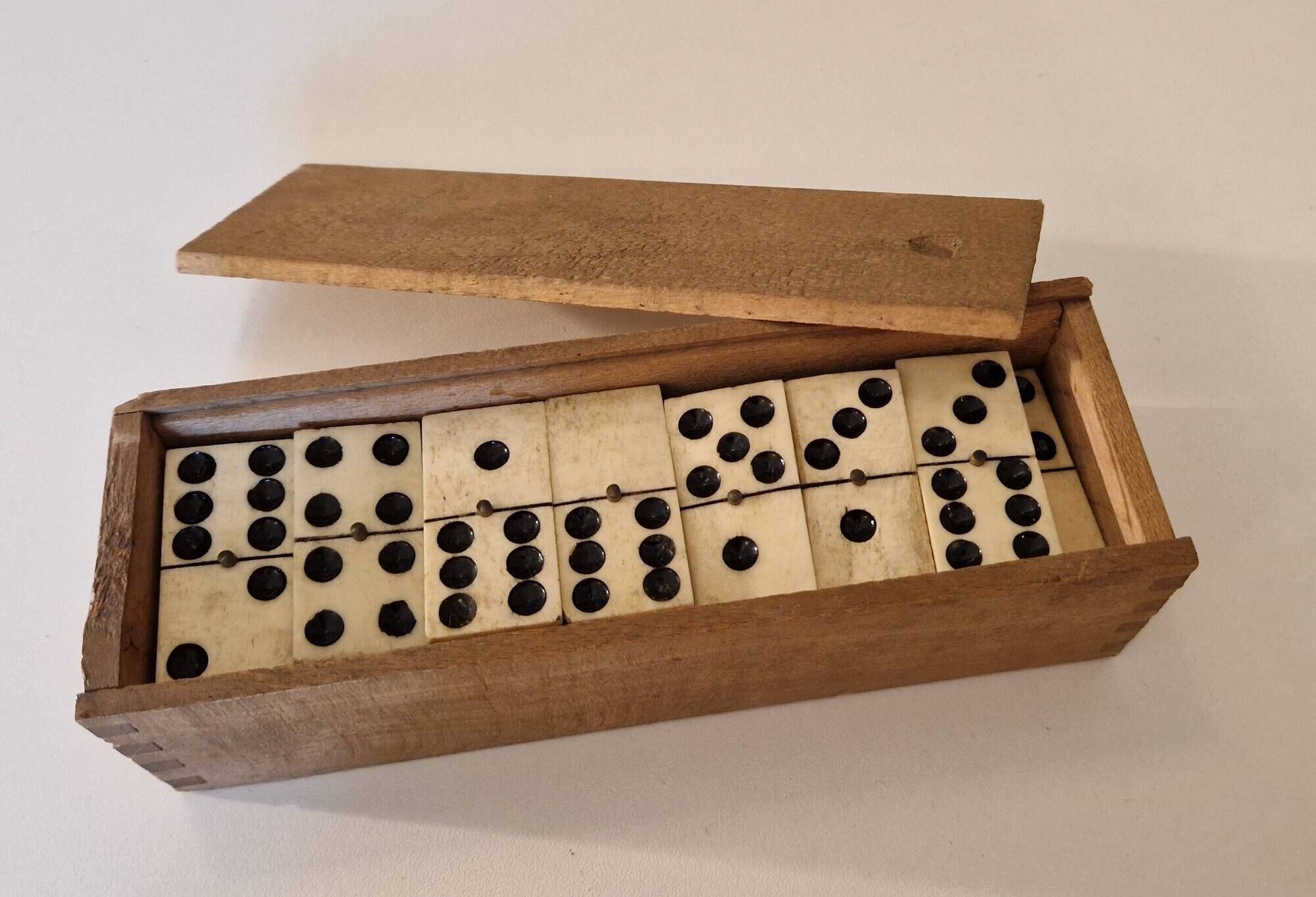 Jeu De Dominos Vintage Très Ancien, Boîte En Bois, 27 Pièces – Authentique Et Rétro