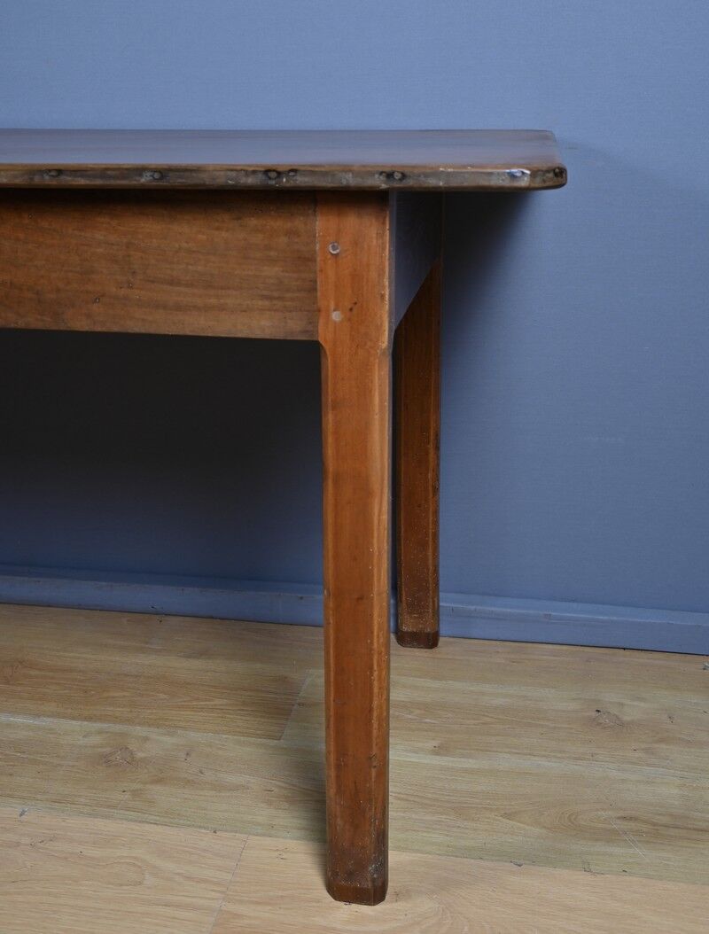 Chestnut farmhouse table, 8 to 10 covers – late 19th century