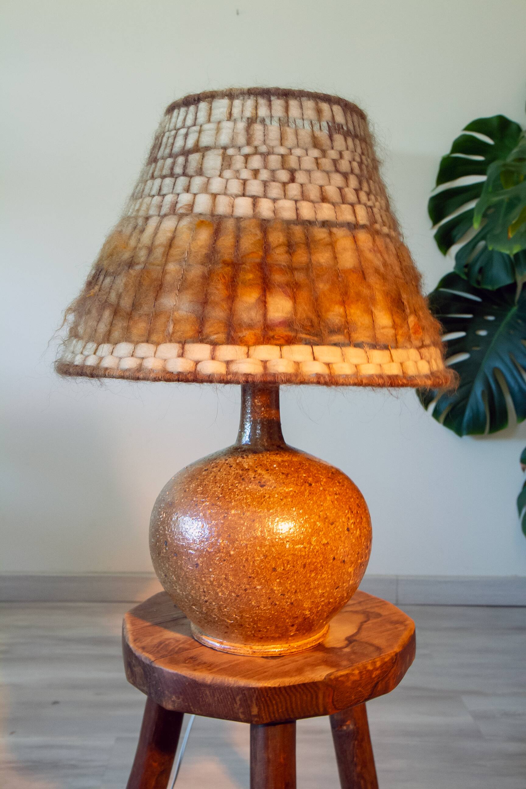 Lampe grés et laine brut, signée Alain Blanchard, 1970