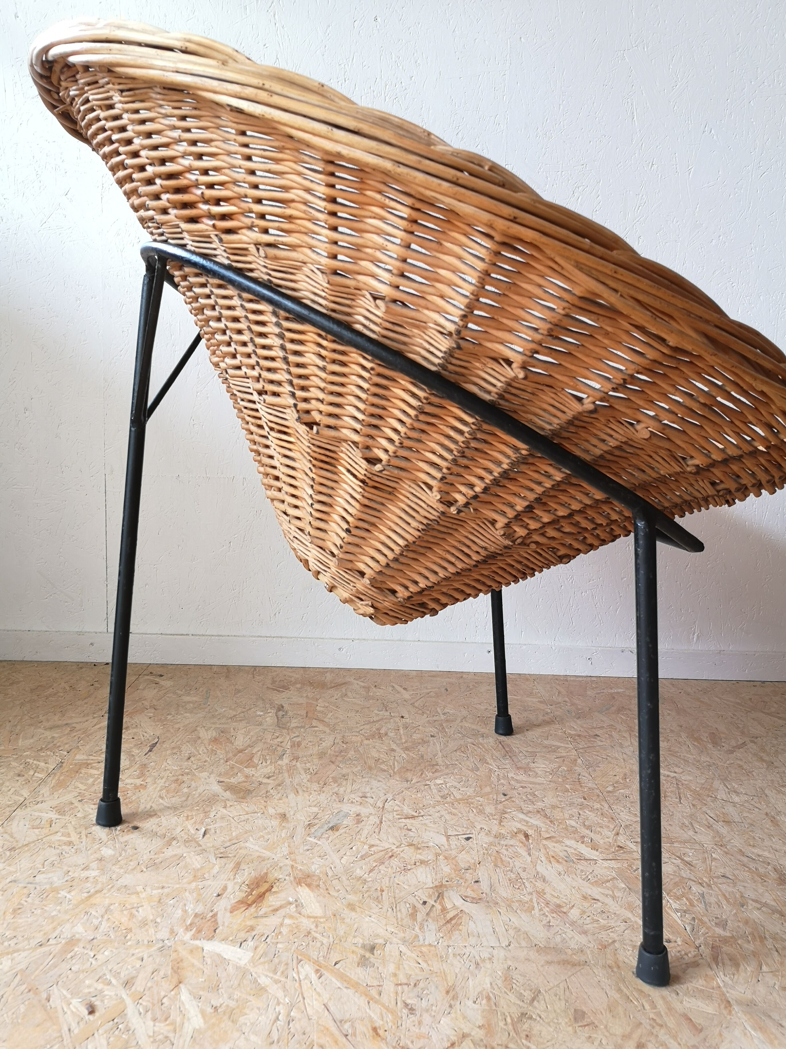 Wicker armchair years 60 tripod