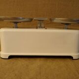 Old enamelled household scale forces 5 kg type roberval with its weights ref A212/1