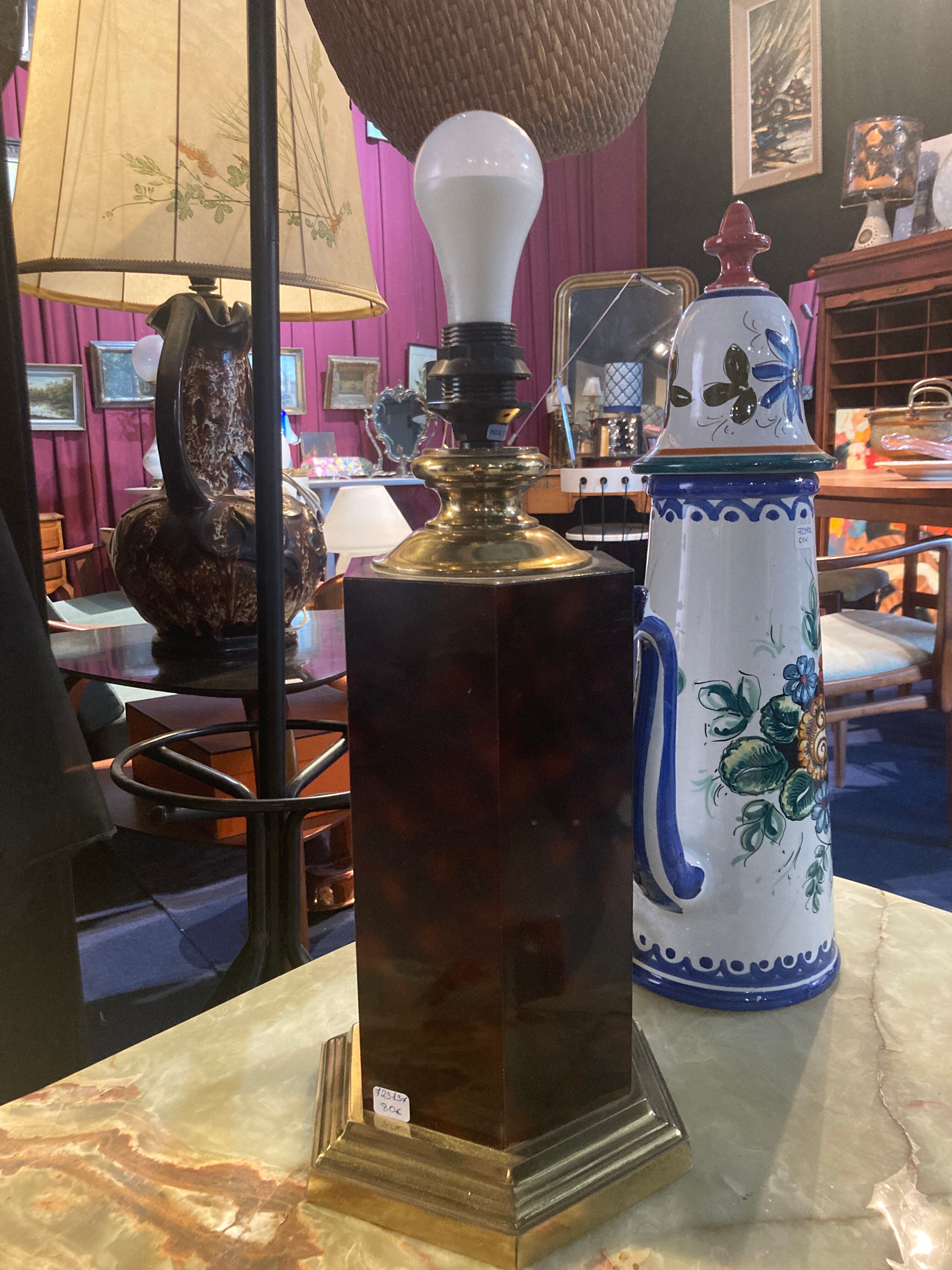 Chic table lamp with lampshade