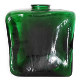 vase carré en verre vert