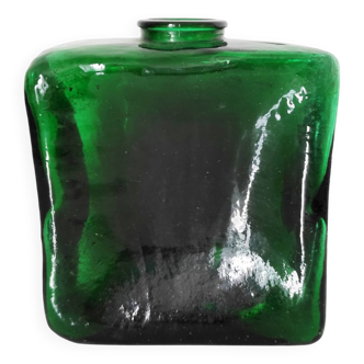 vase carré en verre vert