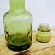 Carafe verte en verre moulé
