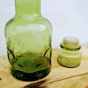 Carafe verte en verre moulé