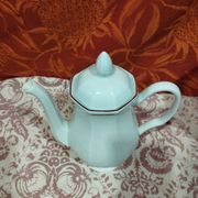 ancienne  cafetière en faïence blanche et liseré rouge
