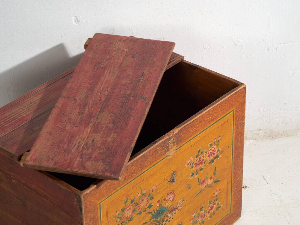 Chinese chest with original painting – China, circa 1900