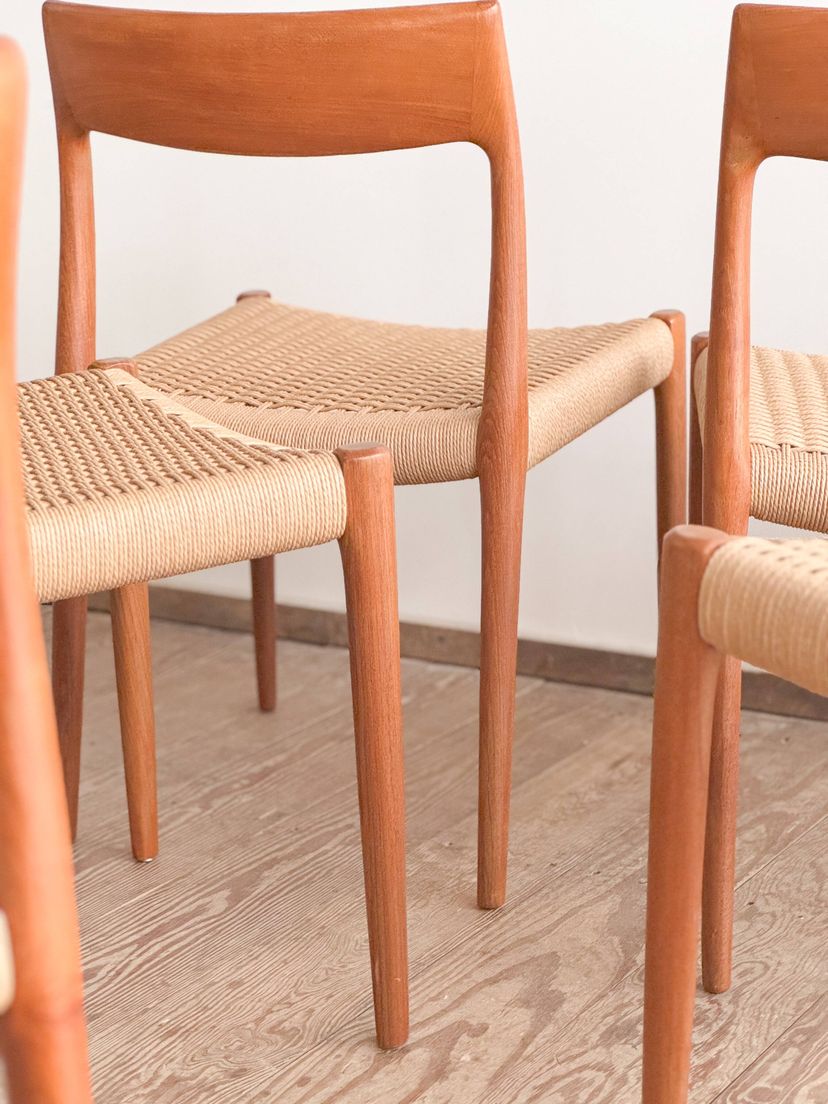 Chaises danoises en teck Mid-Century par Niels O Møller # 77 & 57 Set de 10