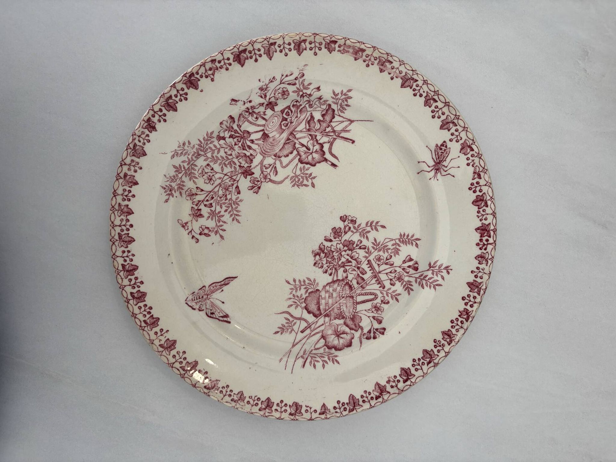 Assiette plate ancienne terre de fer rose Onnaing | Faïence française