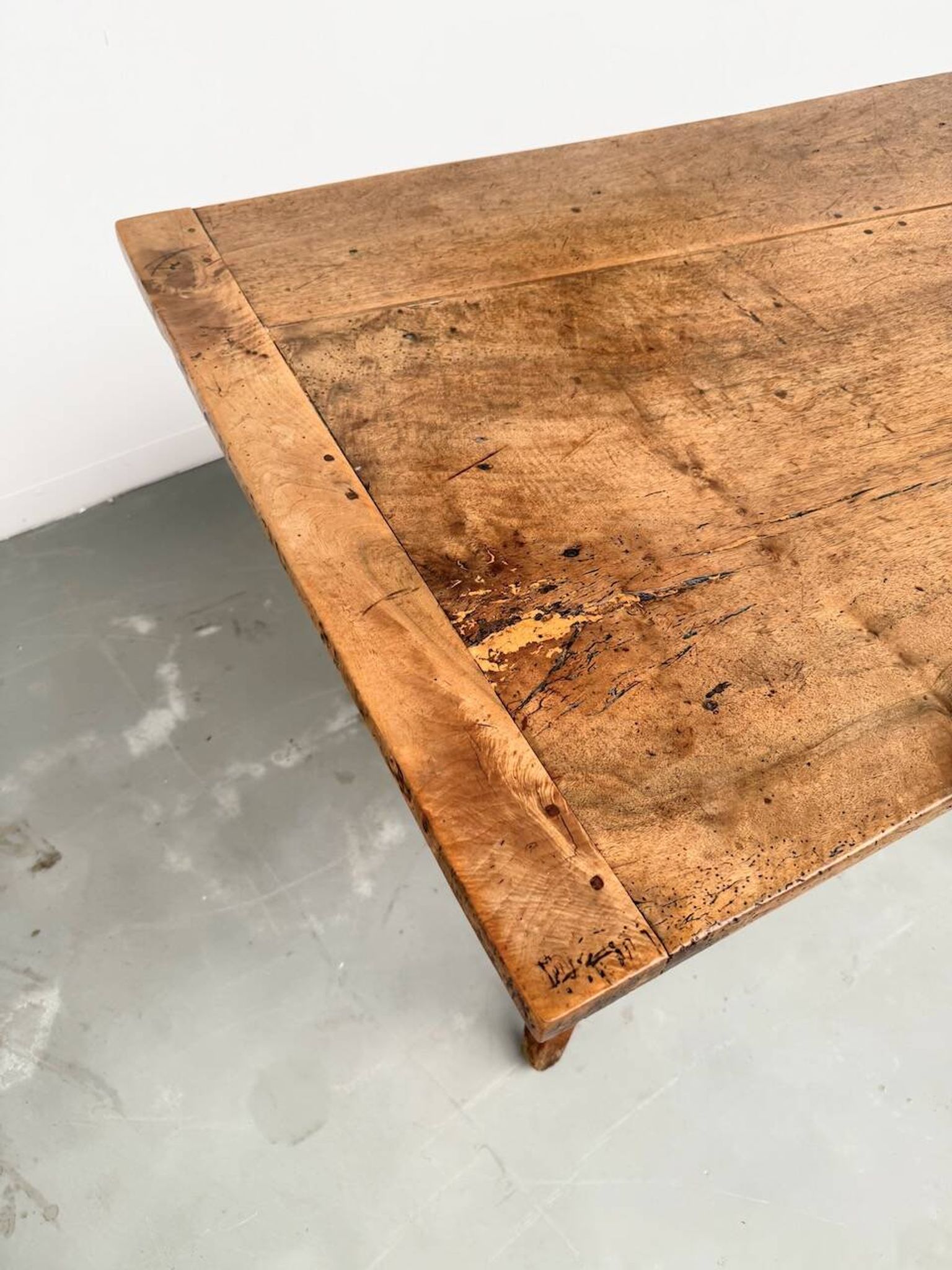 Table, drapière en noyer, XIXème s.