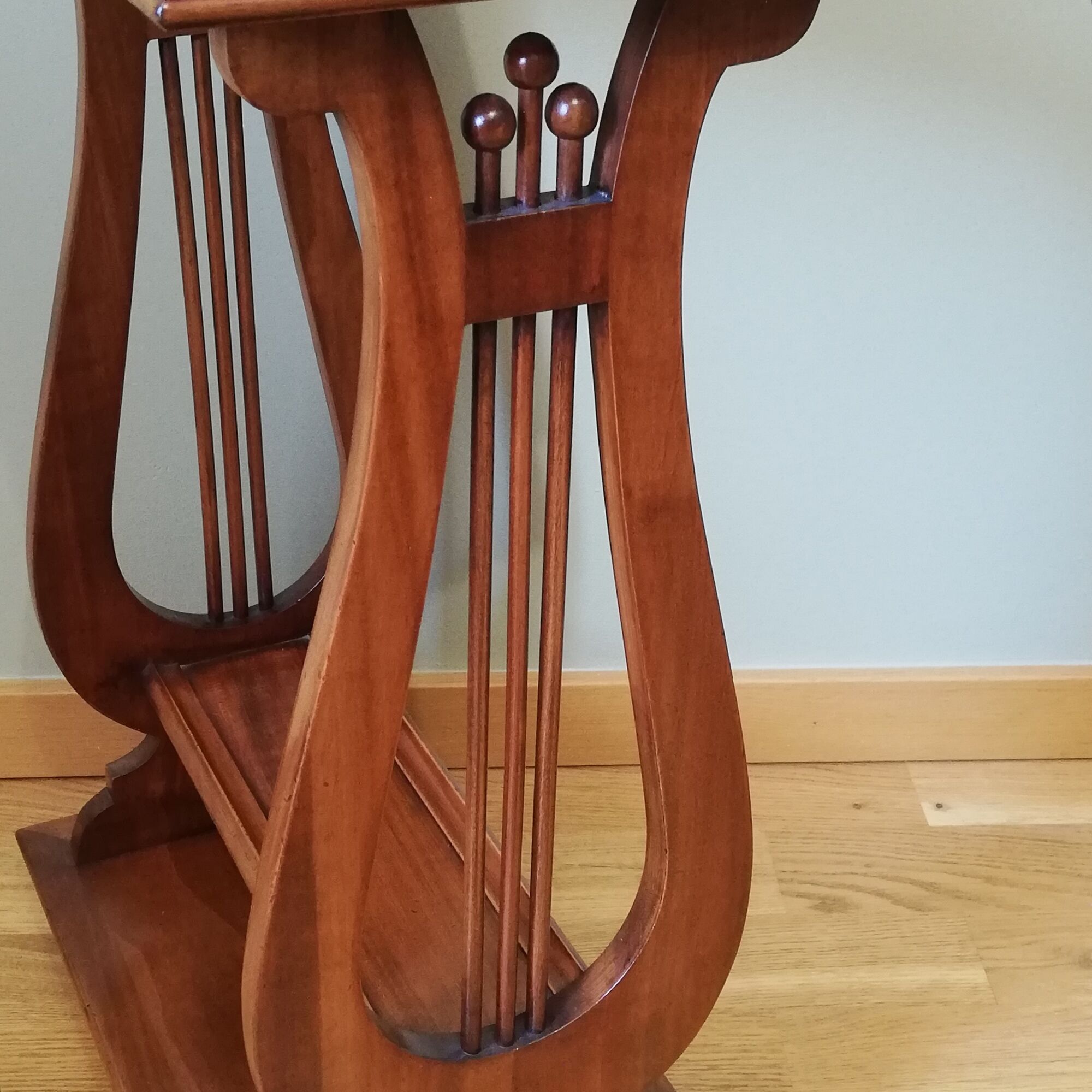 Pedestal table or English cherry saddle with lyre feet