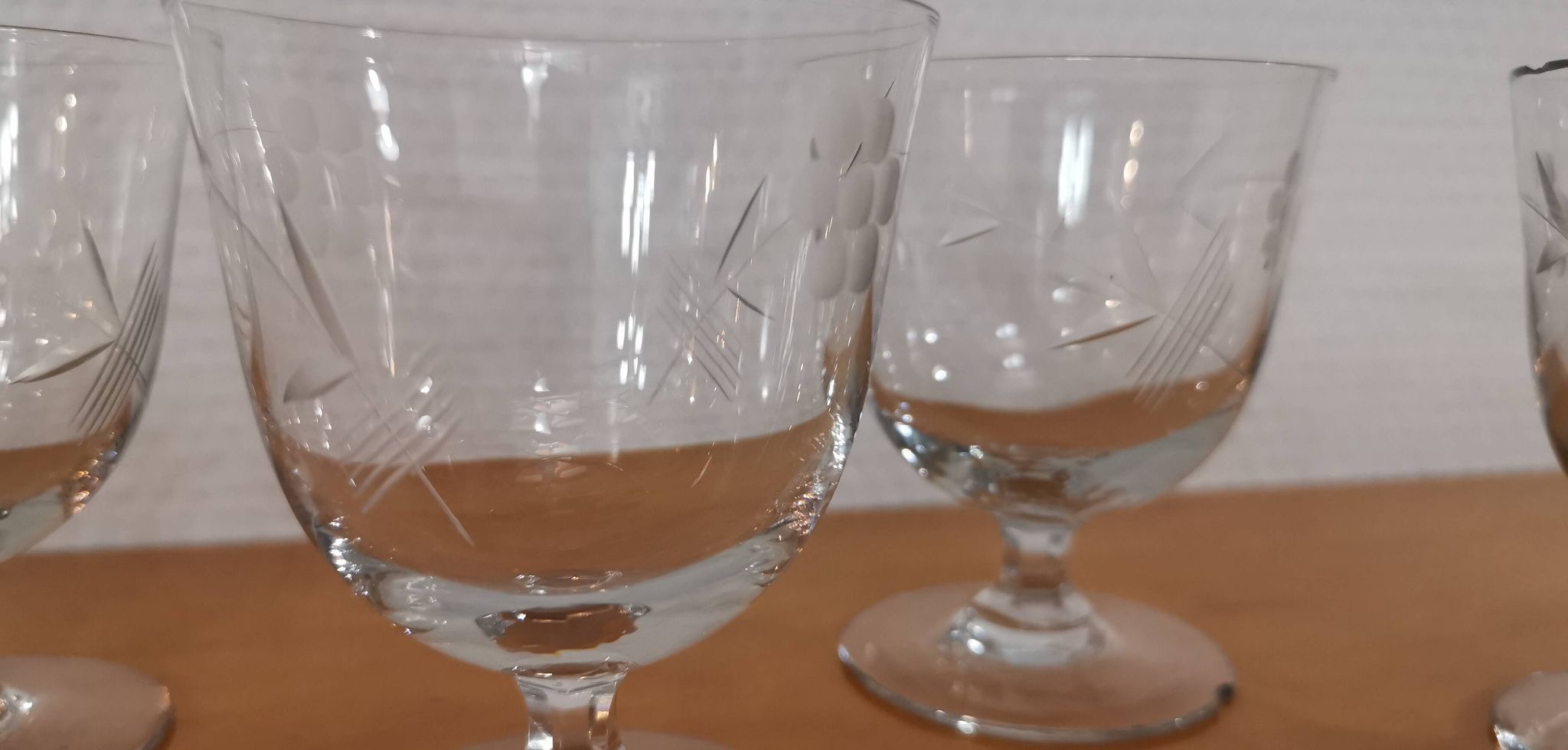 Ensemble vintage de 5 verres gravé sur pieds