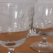 Ensemble vintage de 5 verres gravé sur pieds