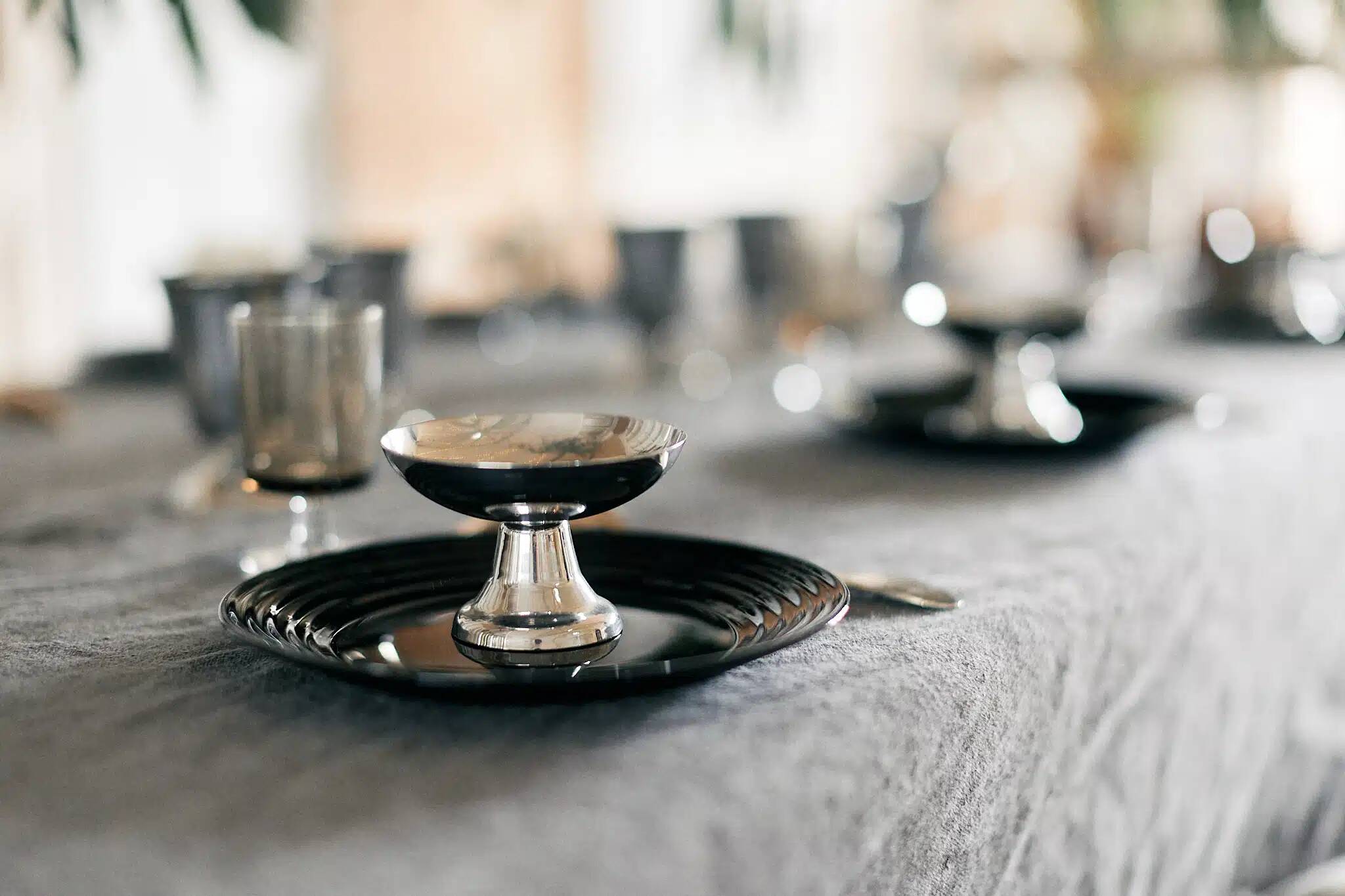 Set of 6 black glass plates "aechmea"
