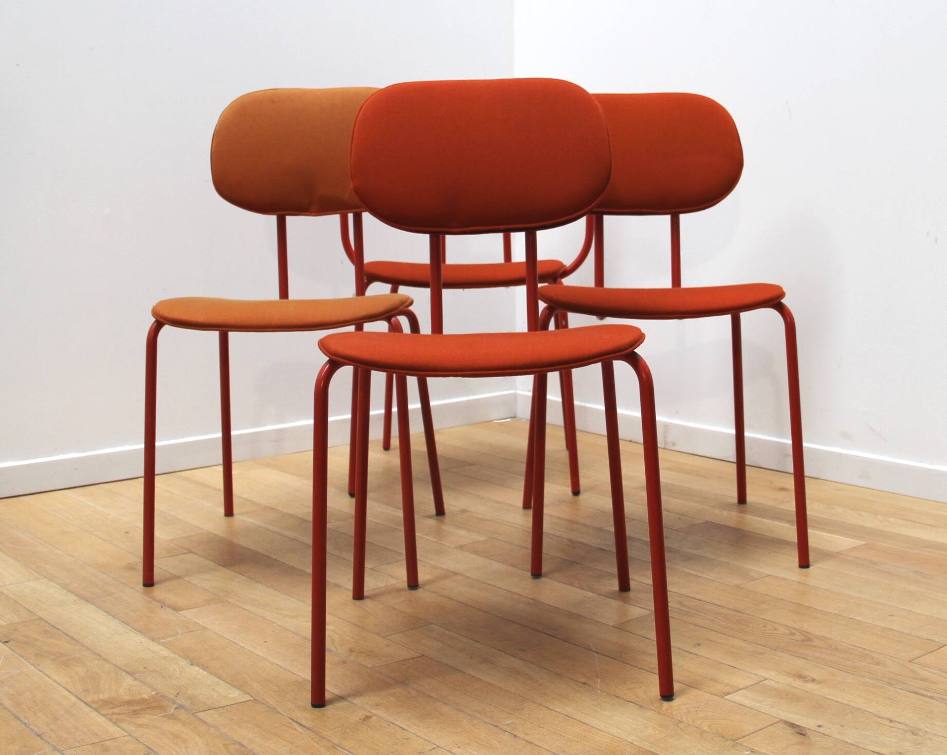 Chaise New School, MDD