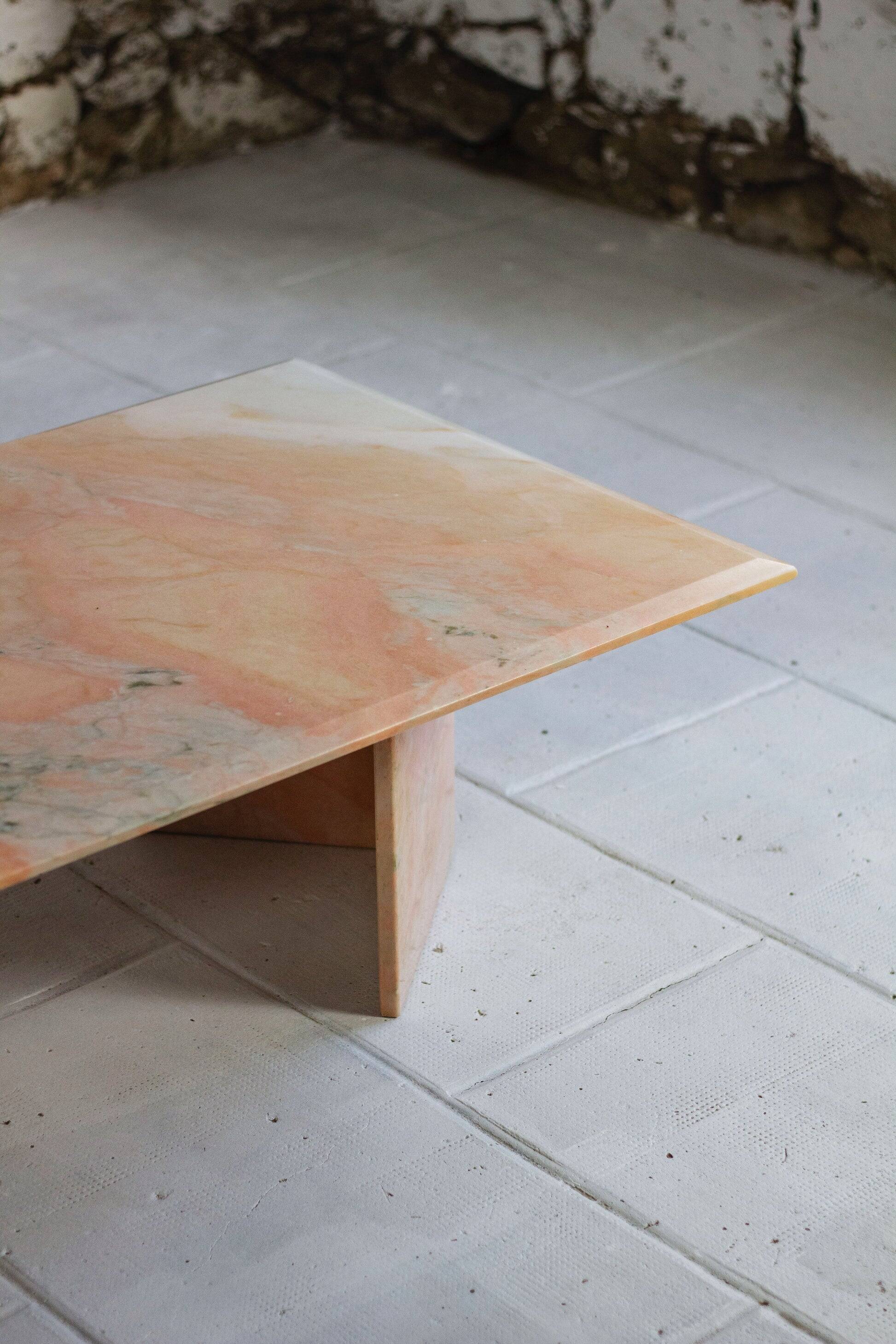 Table basse en marbre rose, 1970