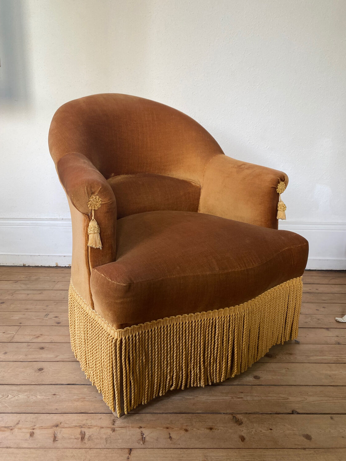 Toad armchair in golden velvet