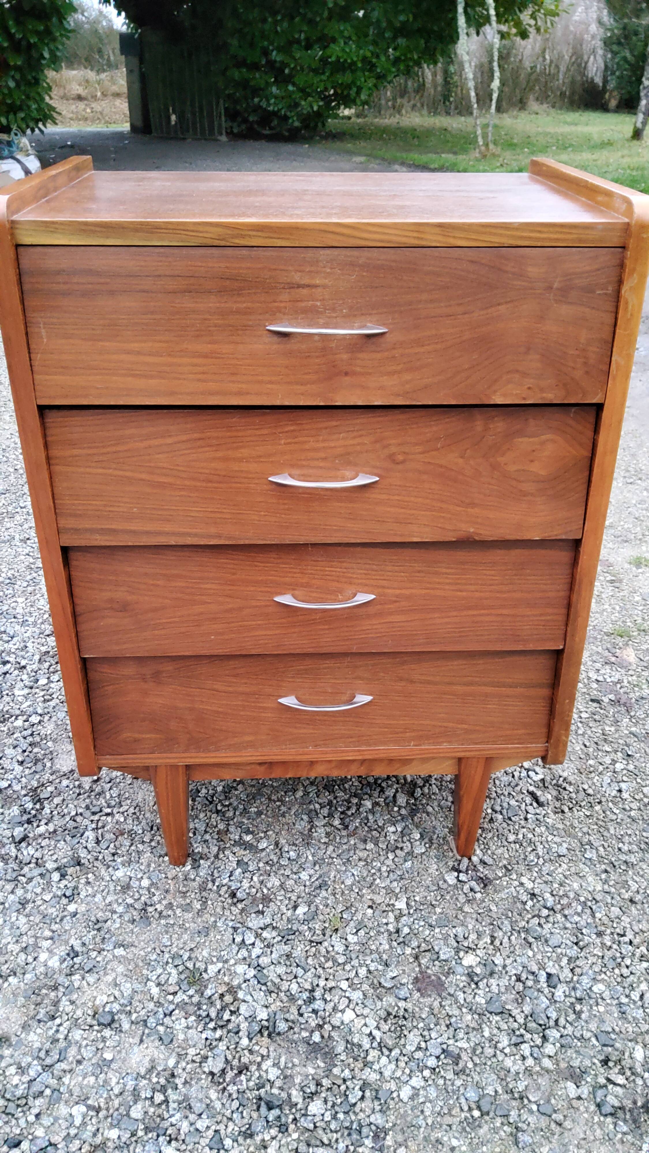 Chest of drawers of the 50s in rosewood spindle feet and fins