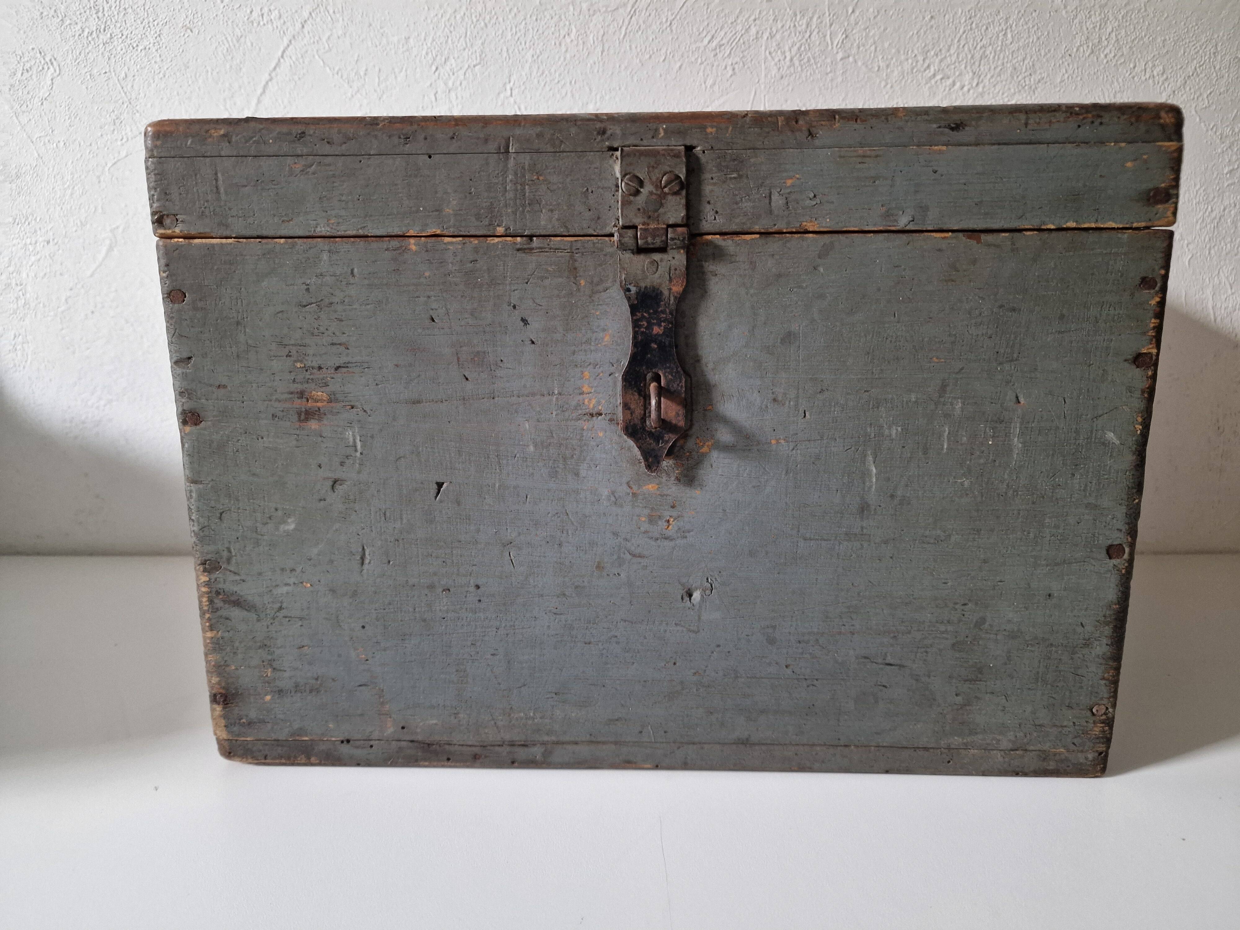 Boite coffre en bois patinée grise